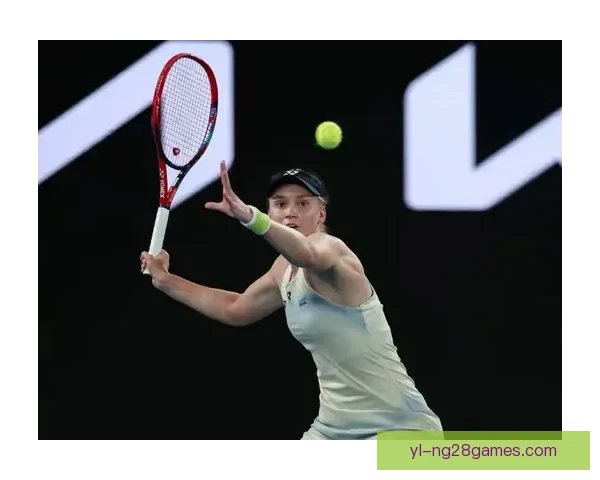 亲吻奖杯莱巴金娜澳网再创纪录